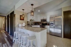 Fridge, microwave, oven, stovetop - Emma’s Rare Find by Beyond Expectations: Remodeled Home w/ Hot Tub & Game Room (Sevierville)