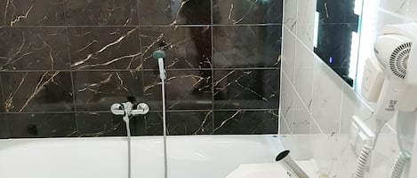 Haartrockner, HandtĂŒcher, Seife, Toilettenpapier