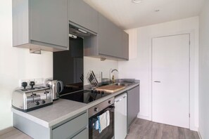 Fridge, microwave, oven, stovetop - Fabulous Studio in Central Liverpool (Liverpool)