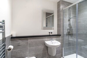 Shower, hair dryer, towels - Fabulous Studio in Central Liverpool (Liverpool)