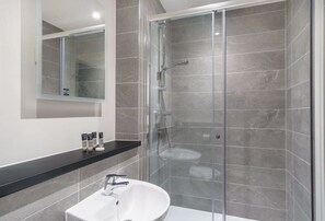 Shower, hair dryer, towels, shampoo - Fabulous Studio in Central Liverpool (Liverpool)