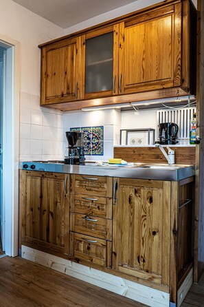 Kühlschrank, Herdplatte, Wasserkocher mit Kaffee-/Teezubehör