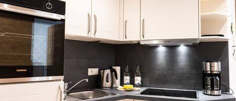 Fridge, oven, stovetop, coffee/tea maker