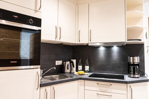 Kjøleskap, ovn, kokeplater og kaffetrakter/tekoker