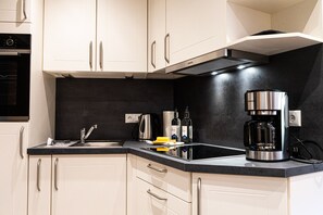 Fridge, oven, stovetop, coffee/tea maker