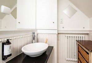 Secador de pelo, toallas