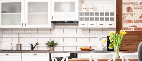 Réfrigérateur, four à micro-ondes, un four, surface de cuisson