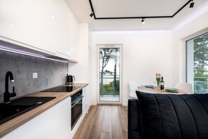 Frigorifero, forno, piano cottura, lavastoviglie