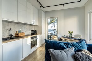 Refrigerador, horno, parrilla de estufa y lavavajillas 