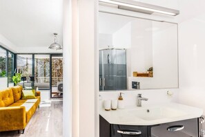 Secador de pelo, toallas