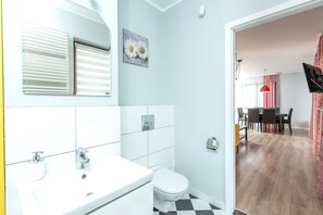 Bathtub, hair dryer, towels
