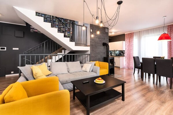 TV, fireplace