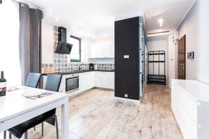 Fridge, oven, stovetop, dishwasher
