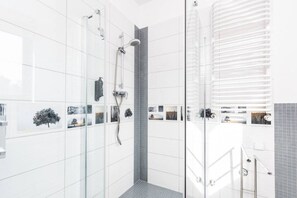 Secador de pelo, toallas