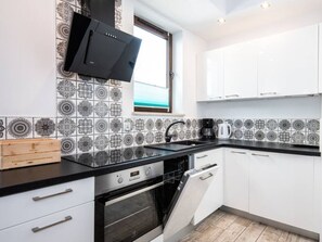 Fridge, oven, stovetop, dishwasher