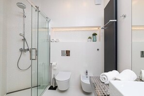 Secador de pelo, toallas