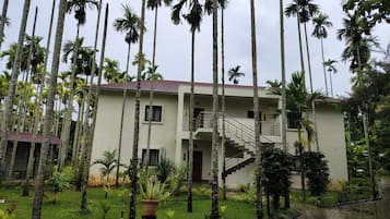 Luxury Villa | 1 bedroom, soundproofing, iron/ironing board, free WiFi