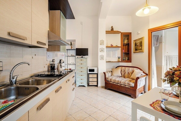 Fridge, microwave, oven, stovetop