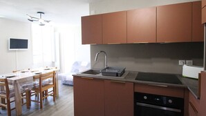 Eine moderne Küche mit braunen Schränken, einer Edelstahl-Spüle und einem eingebauten Geschirrspüler.