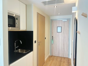 In-room safe, desk, laptop workspace, blackout curtains - Hôtel Oden Paris Ivry (Ivry-sur-Seine)