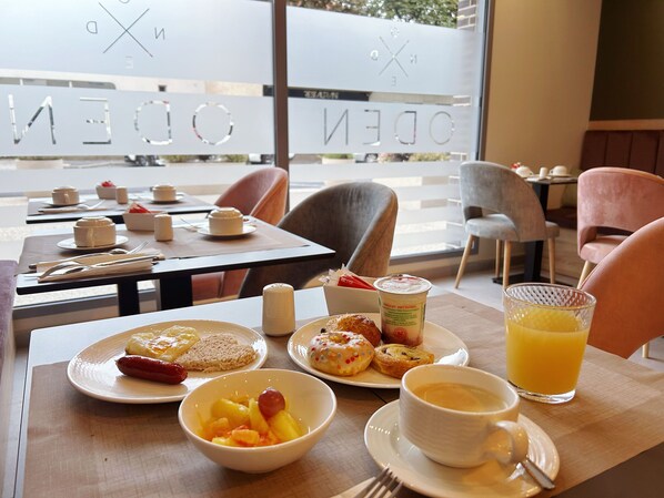 Daily buffet breakfast (EUR 14 per person) - Hôtel Oden Paris Ivry (Ivry-sur-Seine)