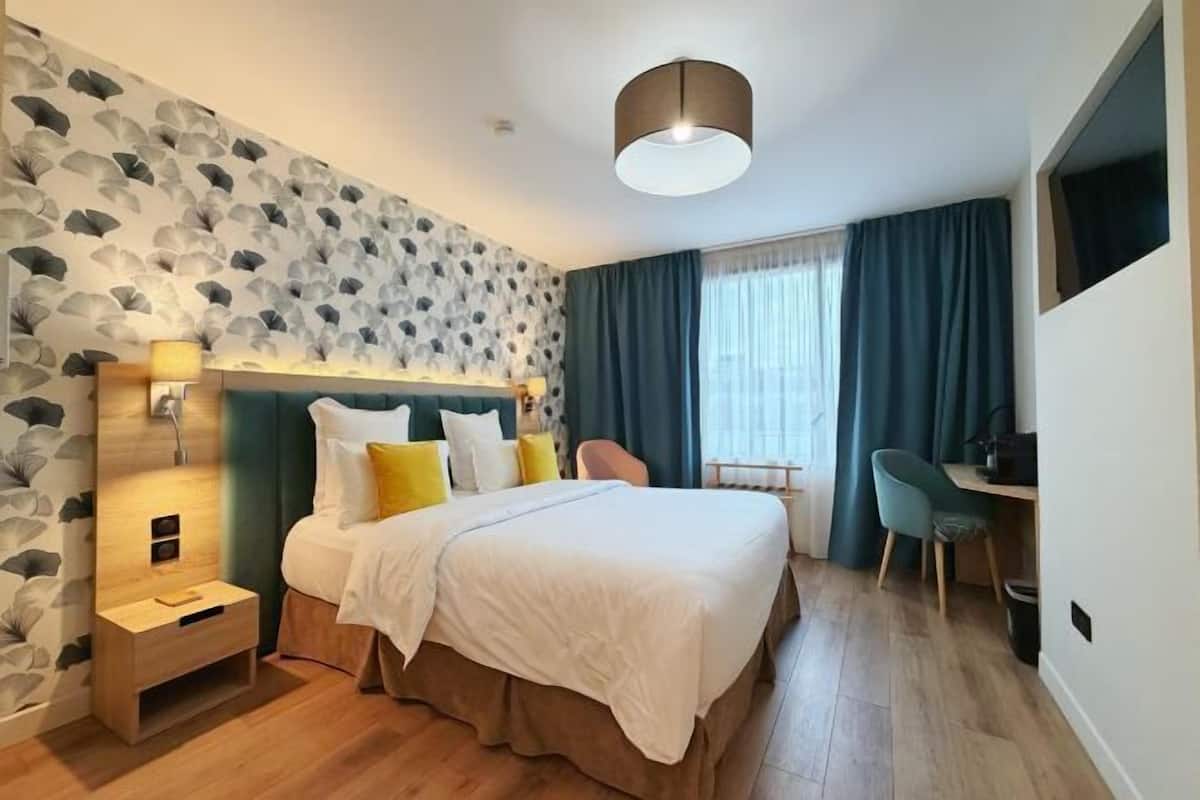 In-room safe, desk, laptop workspace, blackout curtains