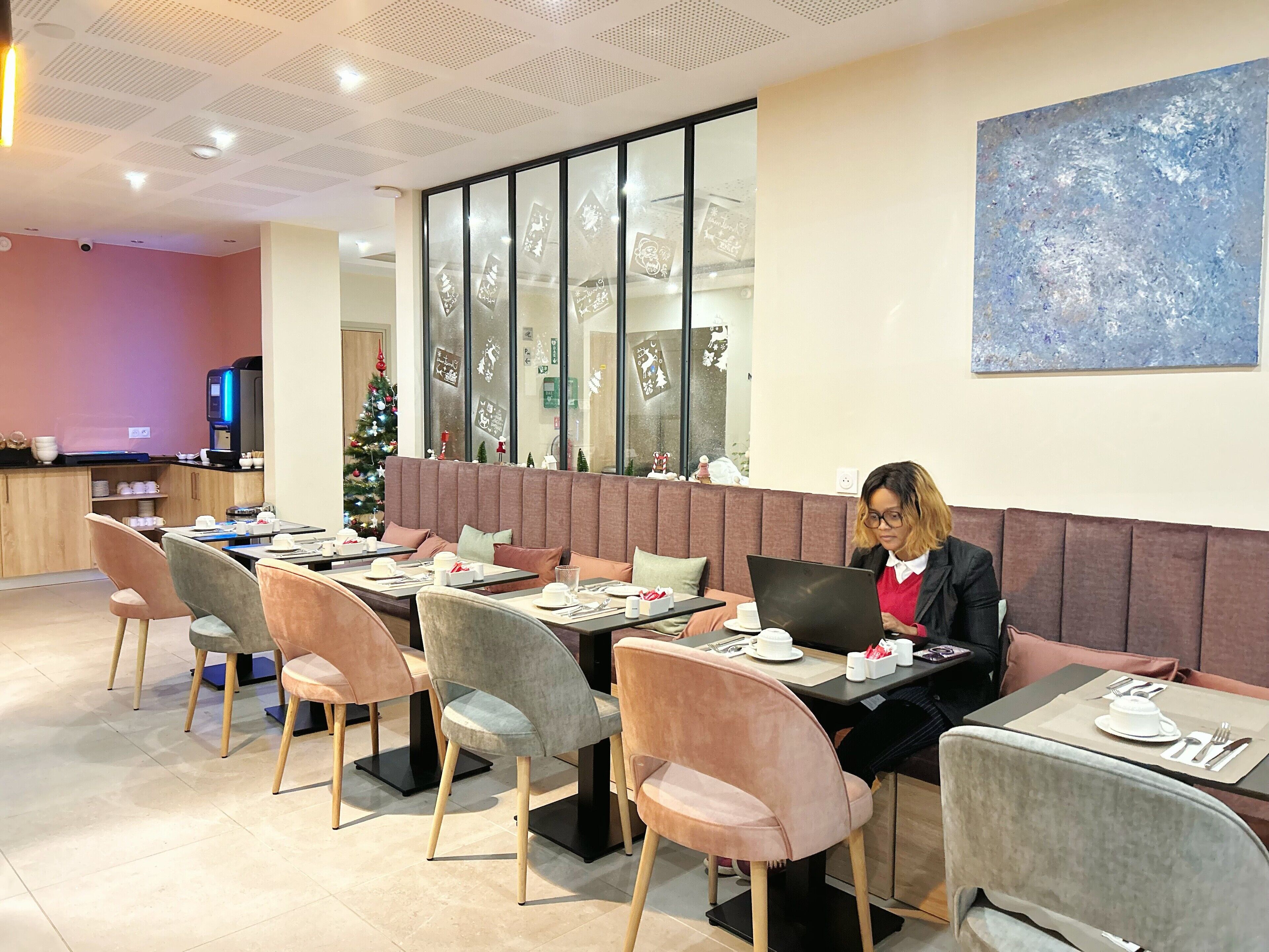 每日供应自助式早餐（每人 EUR 14）