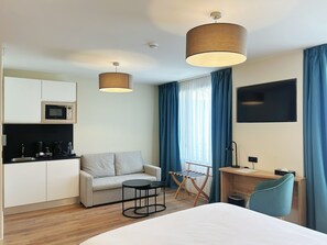 In-room safe, desk, laptop workspace, blackout curtains - Hôtel Oden Paris Ivry (Ivry-sur-Seine)