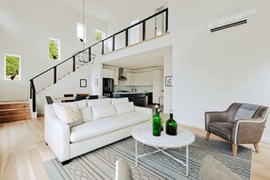 Smart TV, chimenea y oficina 