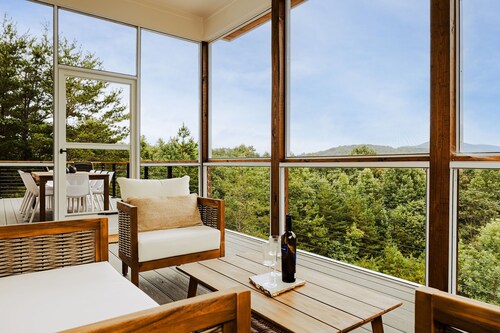 Serenity Now is a 4BR/3.5BA mountain retreat where fall shines. Gather by the gas fireplace, share meals in open living spaces, and relax on a large deck with sweeping views and changing leaves. Perfect for families, friends, or couples.