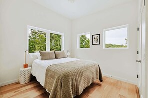 4 bedrooms, iron/ironing board, free WiFi, bed sheets