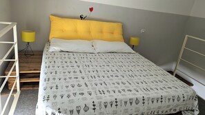 2 slaapkamers, een strijkplank/strijkijzer, gratis wifi, beddengoed