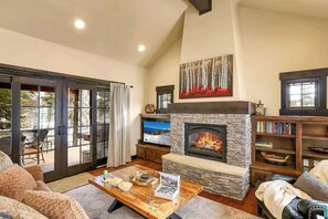 Smart TV, chimenea y reproductor de DVD