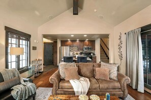 Smart TV, chimenea y reproductor de DVD