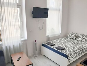 1 habitación, tabla de planchar con plancha, wifi y ropa de cama