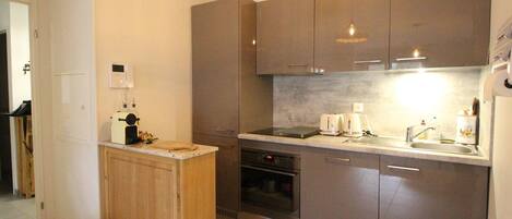 Kylskåp, mikrovågsugn, spishäll och diskmaskin