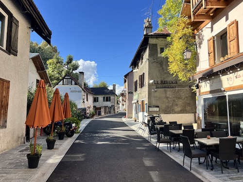 Spacious 6-Room Chalet for 10, Private Garden, Near Serre Chevalier Pistes