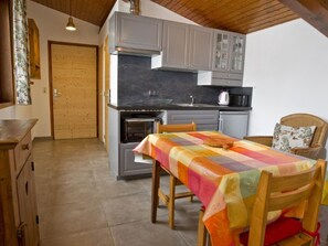 Een koelkast, een microgolfoven, een oven