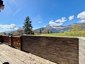 Property grounds - Renovated Chalet with Mont Charvin View and WiFi (Crest-Voland)