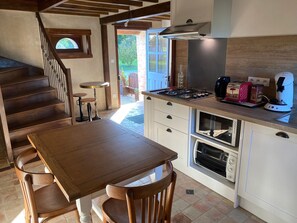 Jääkaappi, mikroaaltouuni, uuni, astianpesukone