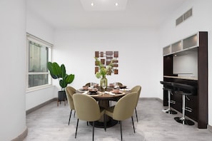 Dining room - Maison Privee - Dreamy Apt with Jaw-Dropping Marina Views (Dubai)