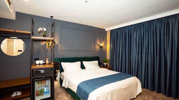 Luxury Suite | 1 bedroom, premium bedding, minibar, desk