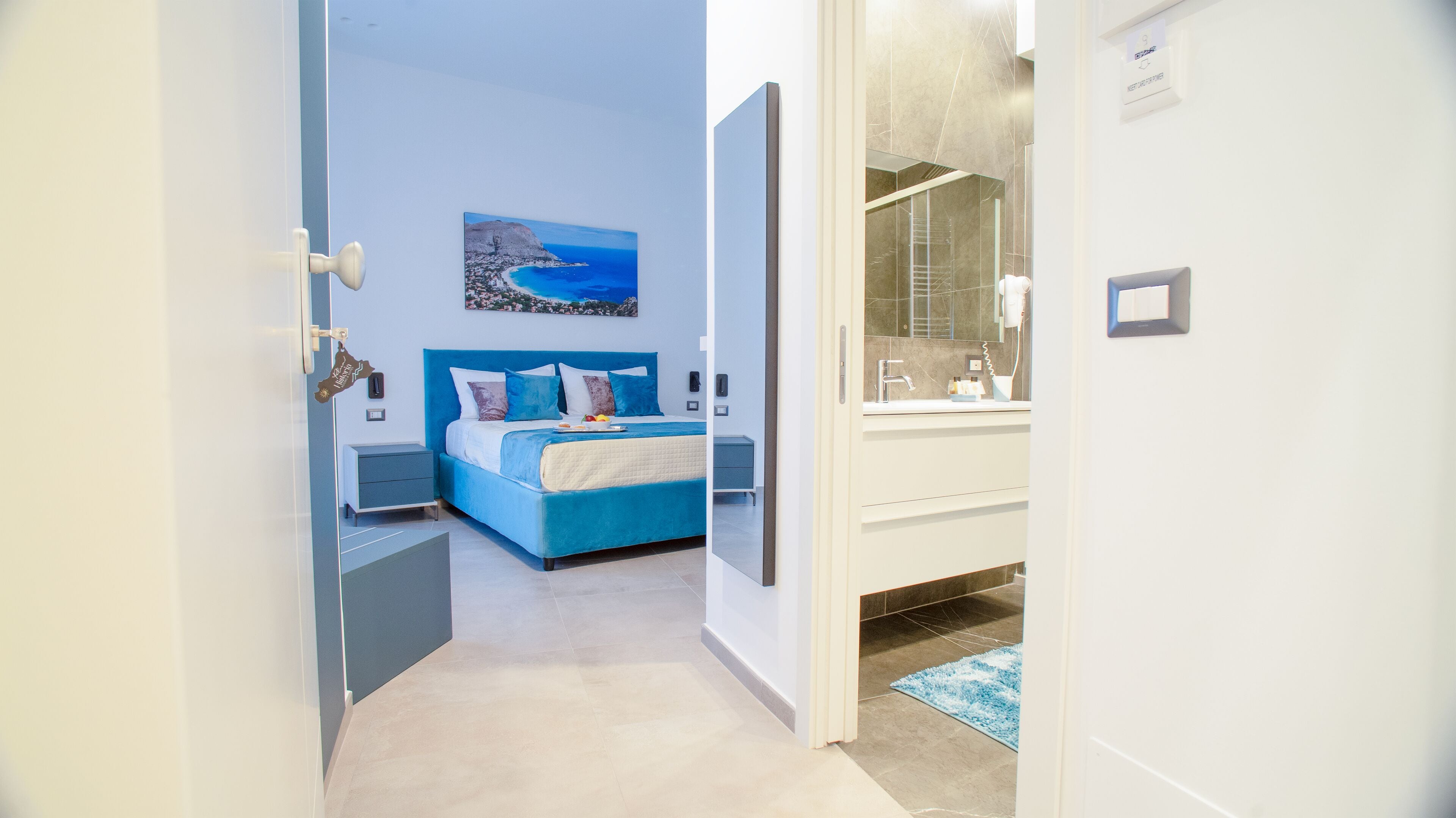 خزنة داخل الغرفة ومكتب ومساحة عمل للكمبيوتر المحمول وستائر تعتيم