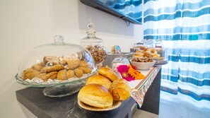 Tägliches inbegriffenes kontinentales Frühstück