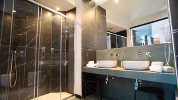 Room Teatro Massimo | Bathroom | Hair dryer, slippers, bidet, towels