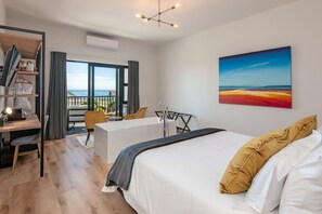 Honeymoon-Suite | Hochwertige Bettwaren, Betten mit Memory-Foam-Matratzen, Minibar