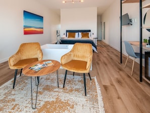 Honeymoon Suite | Premium bedding, memory-foam beds, minibar, in-room safe - Glow Boutique Suites (Hermanus)