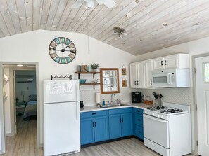 Refrigerador, microondas, horno y cafetera y tetera 