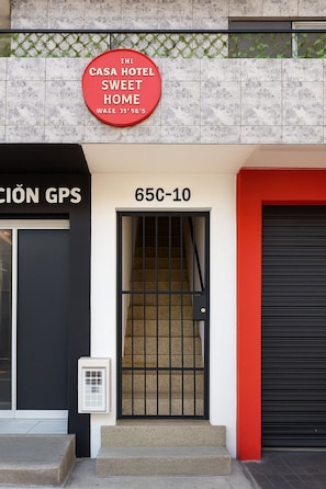 House, 6 Bedrooms | Exterior detail