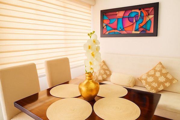 House, 6 Bedrooms | Dining room
